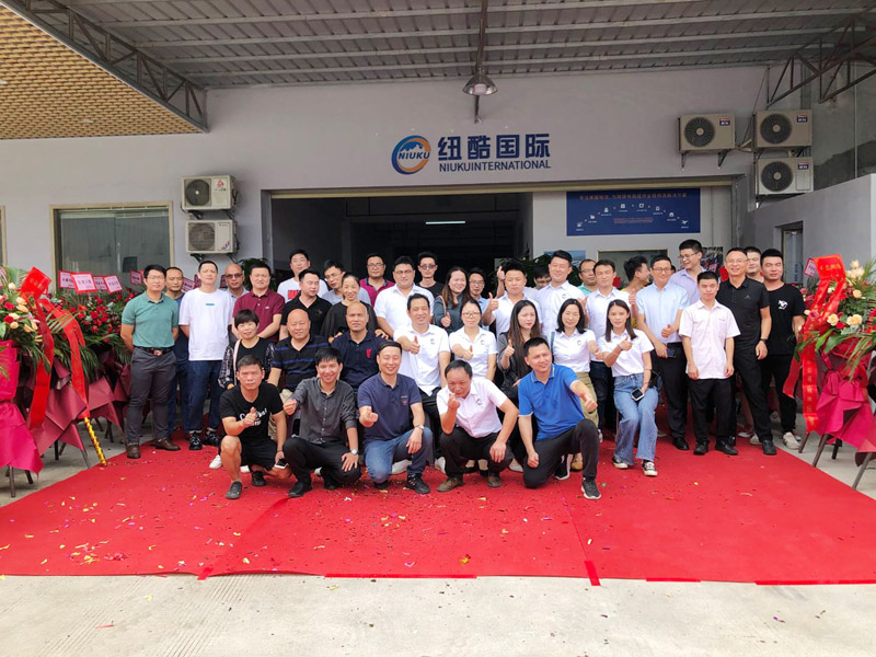 紐酷國際和各界嘉賓、朋友合影留念