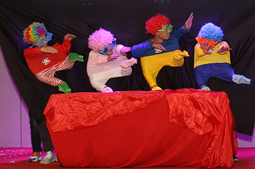 倉儲部的表演：感動(dòng)小人舞