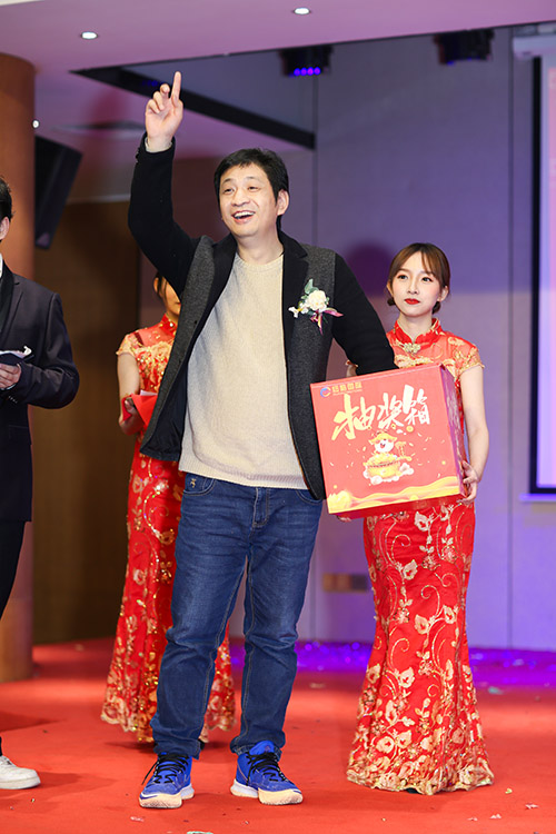 董事長抽一等獎(jiǎng)和特等獎(jiǎng)，，，，獎(jiǎng)金4位數(shù)三名。