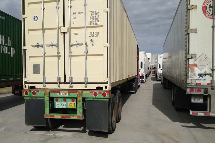 FTW1白天卡車(chē)排隊(duì)等候