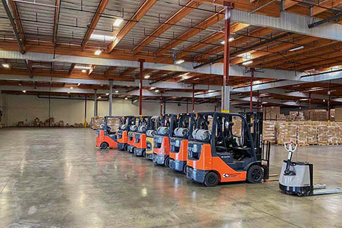 ?？ê秃Ｅ缮霞芩俣?/> </div><p><br/><strong>海卡和海派上架速度：</strong><br/>如果是比較熱門(mén)的倉(cāng)庫(kù)，每天送進(jìn)去的產(chǎn)品肯定很多?？ㄜ?chē)派送送倉(cāng)是需要人工點(diǎn)數(shù)的，既然卸貨已經(jīng)點(diǎn)過(guò)數(shù)量，確認(rèn)過(guò)數(shù)據(jù)直接上架就好了。雖然卡派需要預(yù)約，但是上架要快一些。<br/><br/><br/>海派是亞馬遜劃分一個(gè)區(qū)域給快遞（UPS、Fedex等）自行堆放貨物的，不需要預(yù)約，快遞自行把貨物放到指定的區(qū)域放好就可以離開(kāi)了，不需要簽收?？爝f自由進(jìn)出，堆放放貨，卸貨快是快了。但是堆放貨物實(shí)在太多了，美國(guó)工人的工作效率是非常慢的，堆放的貨物千奇百怪、錯(cuò)綜復(fù)雜，小到一個(gè)小小的包裹幾kg大到幾噸方的貨物都有，要拆包裝、分揀、點(diǎn)數(shù)、對(duì)數(shù)據(jù)等一系列繁瑣的操作，也許一天下來(lái)都處理多少，到點(diǎn)下班就走人了。每天如此操作、處理了最外圍的一小部分，第二天又被快遞把這里填滿(mǎn)了貨物。說(shuō)不定您的貨物在堆在里面的那個(gè)小角落里，也許半個(gè)月或者一個(gè)月過(guò)去了還沒(méi)處理到您的包裹。所以海派在大倉(cāng)里上架運(yùn)氣好會(huì)快一些，運(yùn)氣不好真的比較慢了。<br/><br/></p><!--渠道廣告：美國(guó)海卡--><div   id=