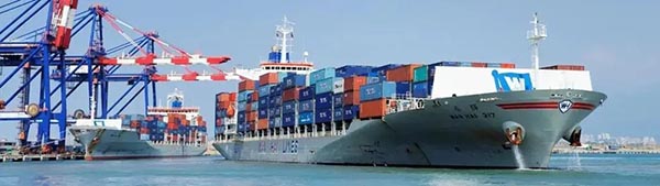 萬(wàn)?？齑凰?/> </div><p><br/>船期：到長(zhǎng)灘：三截七開&nbsp; 到奧克蘭：一截五開<br/>時(shí)效：開船后15天提取<br/>航線：鹽田 - 長(zhǎng)灘港， 鹽田 - 西雅圖 -奧克蘭。<br/>價(jià)格：良好<br/><br/>除了以上快船其他的美國(guó)集裝箱為普船或者有的活動(dòng)叫慢船。各種船司都有，一般是船型大，裝量大。一般都在10000TEU以上，裝卸時(shí)間在3-7天不等。如果是在旺季靠港時(shí)間會(huì)更慢。<br/><br/>一般快船多用中小型集裝箱船，一般裝載量在5000TEU以下，具有航速快，裝卸時(shí)間短的優(yōu)勢(shì)。隨著疫情的影響延長(zhǎng)，美國(guó)對(duì)進(jìn)口物資的需求會(huì)原來越大。雖然現(xiàn)在是7月，但是很多亞馬遜賣家已經(jīng)在做圣誕節(jié)旺季的備貨準(zhǔn)備了。如果是走慢船你得有準(zhǔn)備在路上走2個(gè)月或者三個(gè)月的時(shí)間。就算是走快船也要預(yù)留充足的時(shí)間，最近各船司艙位都非常緊張，美國(guó)港口各種塞港和卸貨慢。以免在路途中耽誤時(shí)間錯(cuò)過年底旺季。<br/><br/>溫馨提醒：今年海運(yùn)沒有以往的“淡季”——不塞港、艙位隨時(shí)有且非常便宜的那種。5月鹽田疫情耽誤的貨柜至少要到9月左右才能緩解，那時(shí)已經(jīng)近亞馬遜年底旺季了，貨量只多不少。有計(jì)劃出貨的賣家朋友不要等。<br/></p><div style=