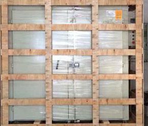 實(shí)重超過50kg或任一邊超150cm的木架木箱要求打托，且卡腳托高&ge;10cm托盤必須四面開口且盡量做包邊處理，方便叉車裝卸貨物。