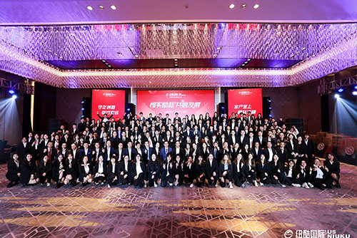 紐酷國(guó)際合影